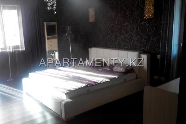 Three-room apartment for Shevchenko / Mukanova