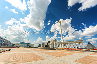Вид на левобережье Астаны, Площадь Независимости, монумент "Казак ели", Пирамида