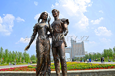 Lovers on Green-Water boulevard, Astana