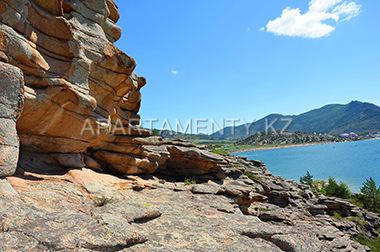 Rocks and lake in Baynaul