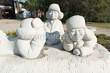 Памятник в Караганде, дети, парки 