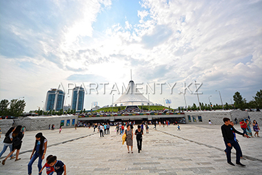 Entrance to the Khan Shatyr, Astana