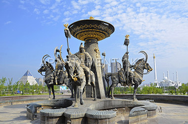 Памятник возле Национального музея РК, Астана