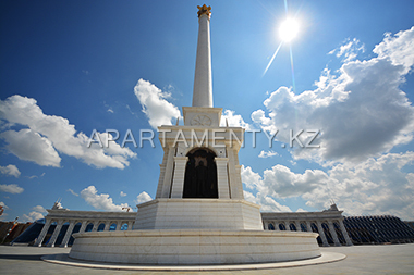 Монумент "Казак ели" на площади Независимости, Астана