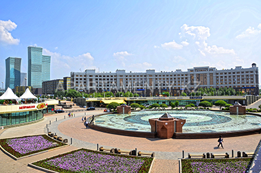 Round square on Nurzhol boulevard, restaurants in Astana