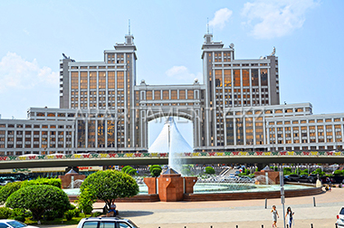 Kazmunaigas in Nurzhol boulevard, fountains