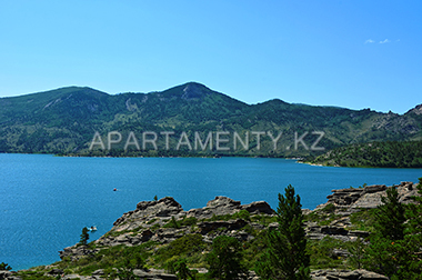 Озеро Жасыбай, горы Баянаула