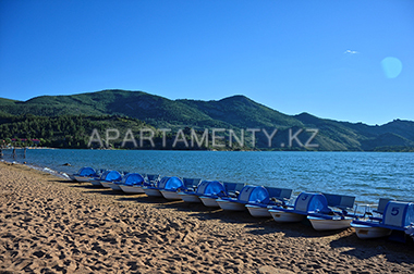 Пляж в Баянауле на озере Жасыбай, катамараны напрокат