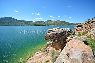 Каменистое дно озера Жасыбай и обрывистые скалы Баянаула