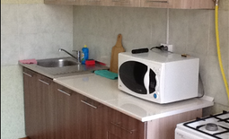 Сдаётся трехкомнатная квартира в центре города.