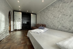 1- комнатная квартира посуточно, Абая 81